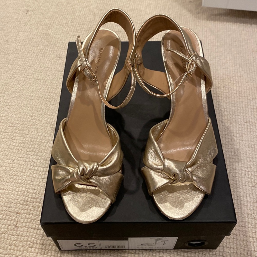 Banana Republic Gold Knot high heel 6.5